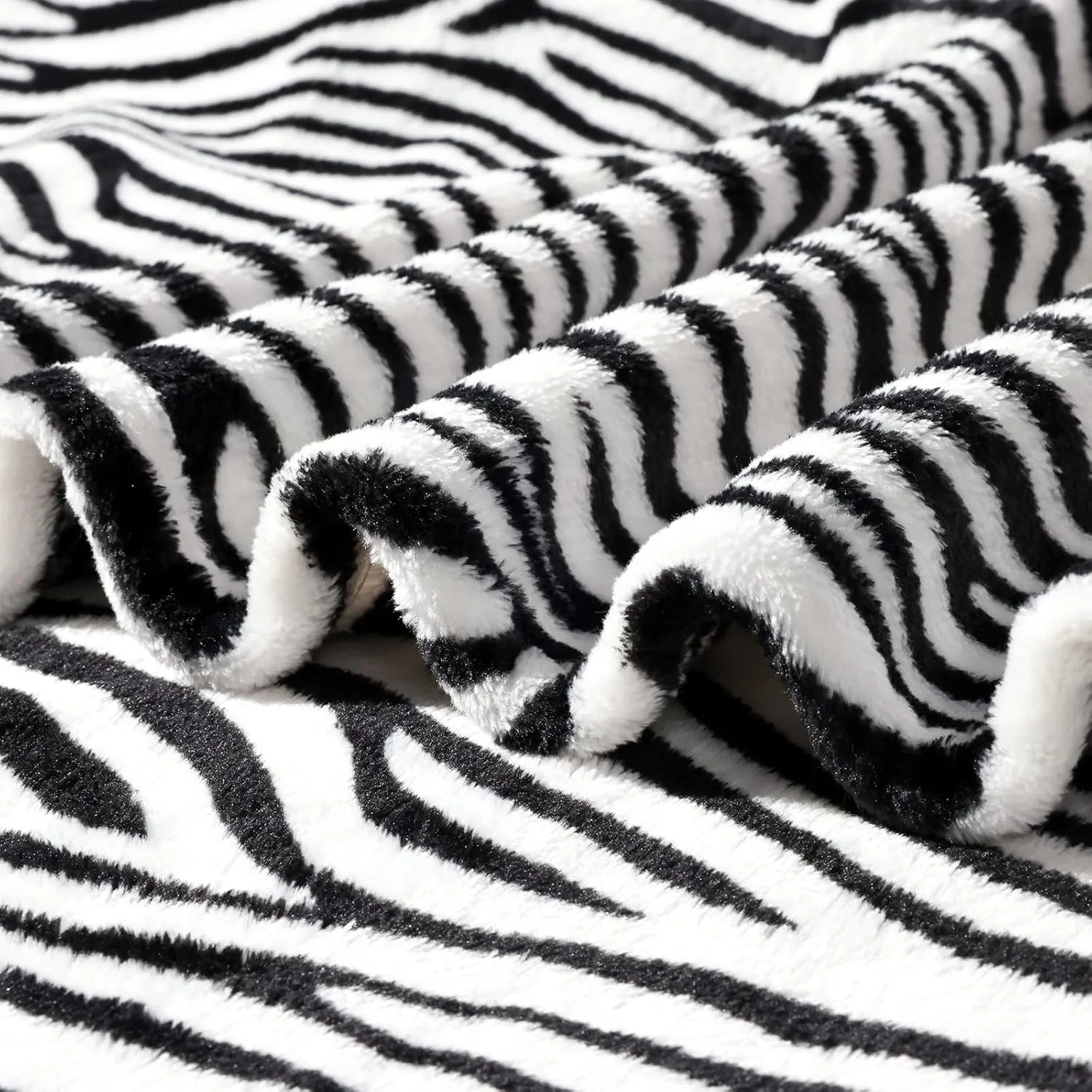 BNuitland Zebra Print Fleece Flannel Twin Size Blanket(60x80inch) with Storage pouch,300 GSM Double Sided Super Soft Bed Sofa Blanket for Adults, Black and White Lightweight Fuzzy Home Decor