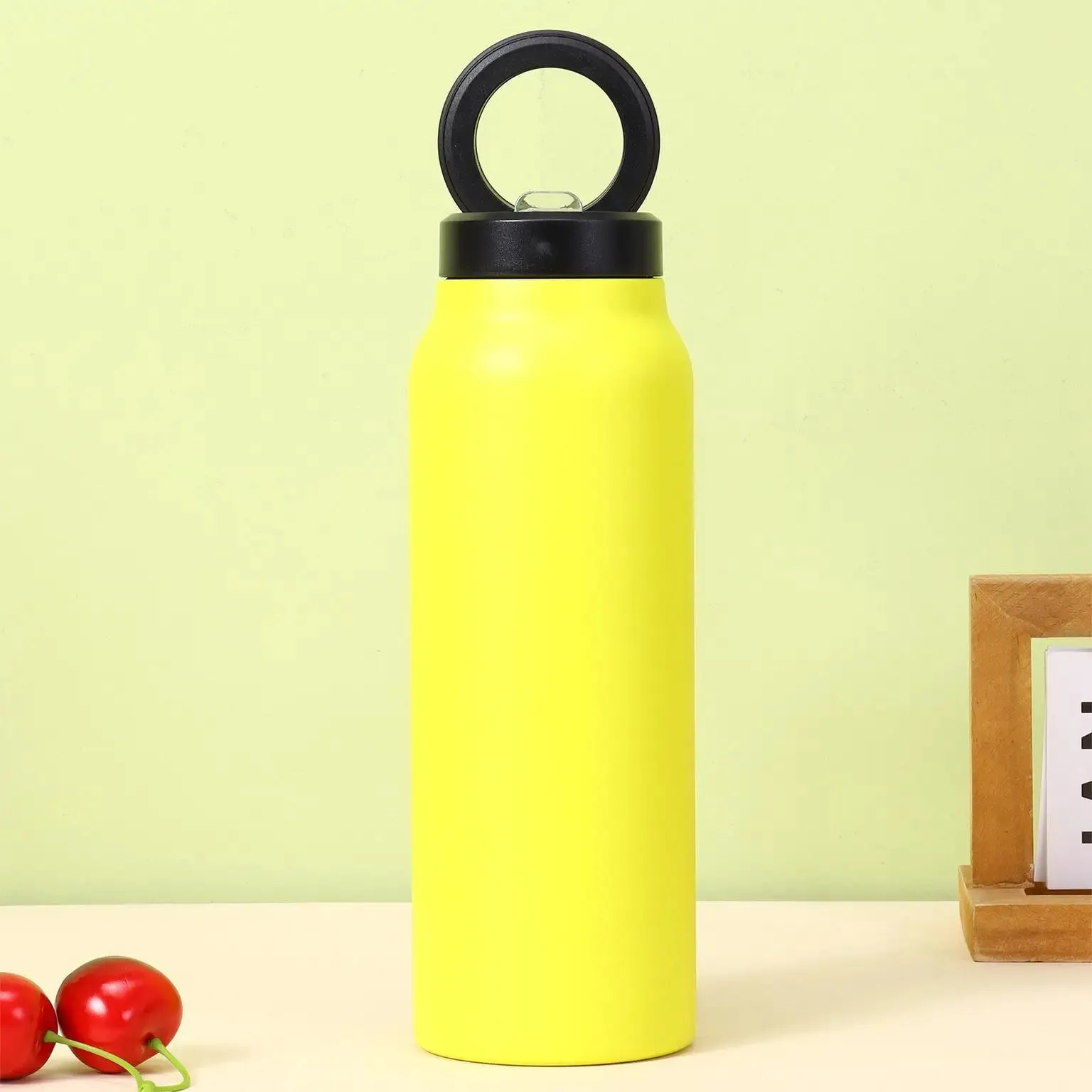 HydraConnect Insulated Water Bottle with Magnetic Phone Mount