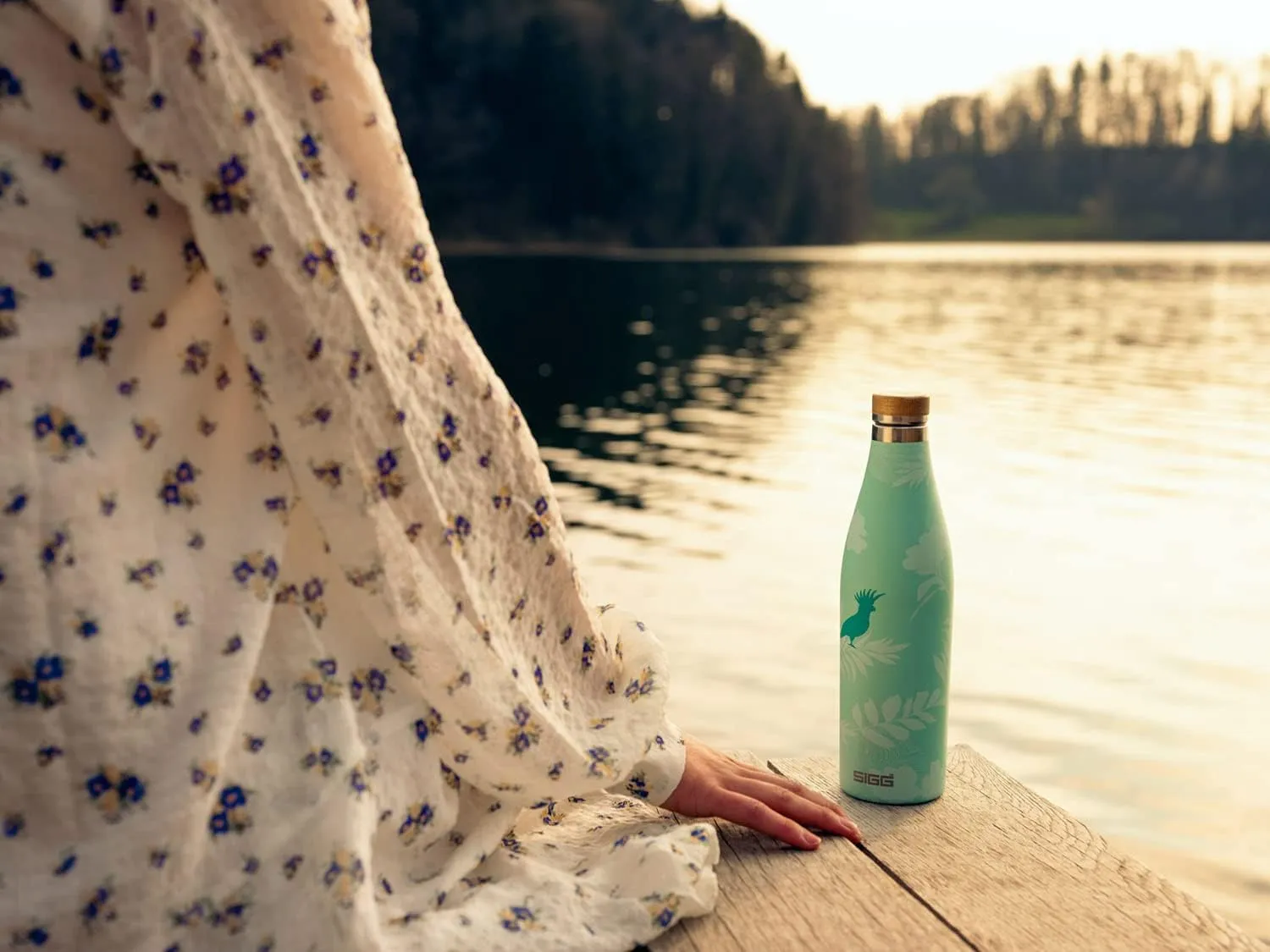 SIGG - Insulated Water Bottle - Meridian Sumatra Birds - Leakproof & Extra-Slim - BPA Free - Plastic Free - 18/8 Stainless Steel - Double Walled - Bamboo Screw Top - Glacier floral - 17 Oz